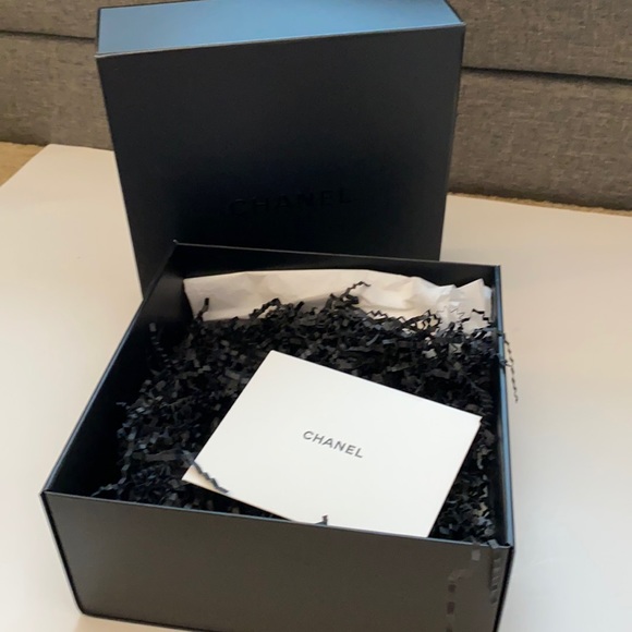 Chanel Gift Box - Picture 1 of 2